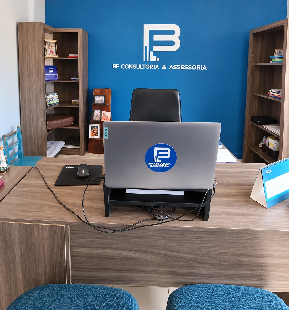 Escritório da BF, com o logo na parede azul